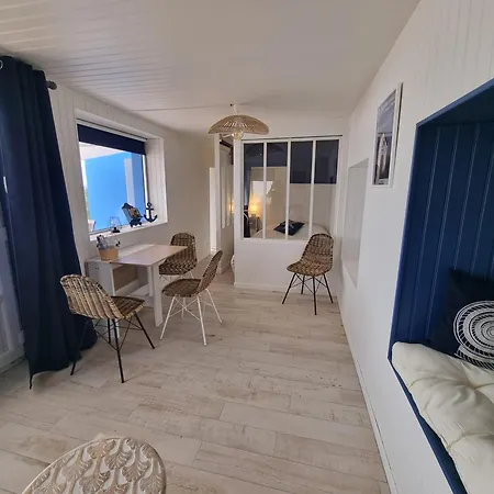 Petite Maison Avec Jardin Face *